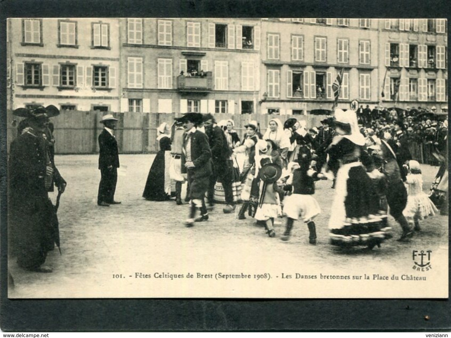 CPA - Fêtes Celtiques De BREST 1908 - Les Danses Bretonnes Sur La Place Du Château, Très Animé - Brest