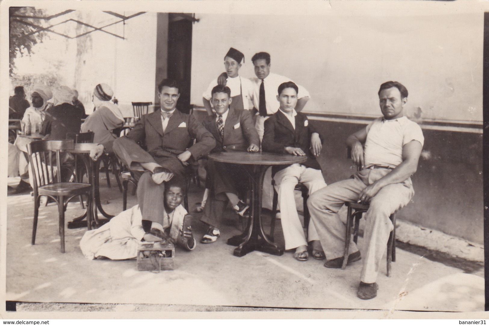 CARTE PHOTO ALGERIE -TEBESSA Ou TBESSA - Café Glacier En 1933 - Métier :  Le Cireur De Chaussure Sous Le Français - Tebessa