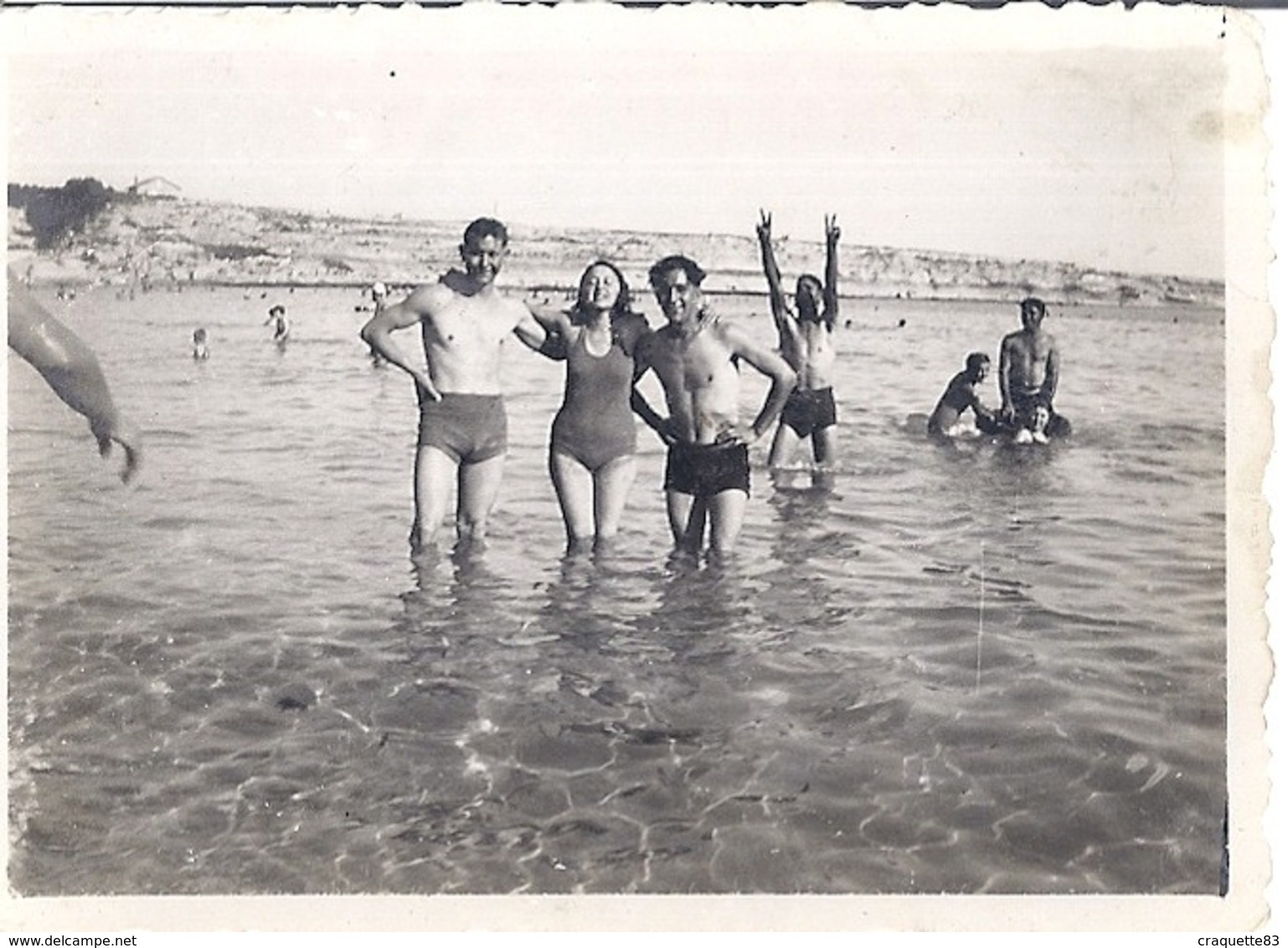 LA COURONNE  4.7.37  HOMMES FEMMES EN MAILLOT DE BAIN DANS LA MER - Lieux