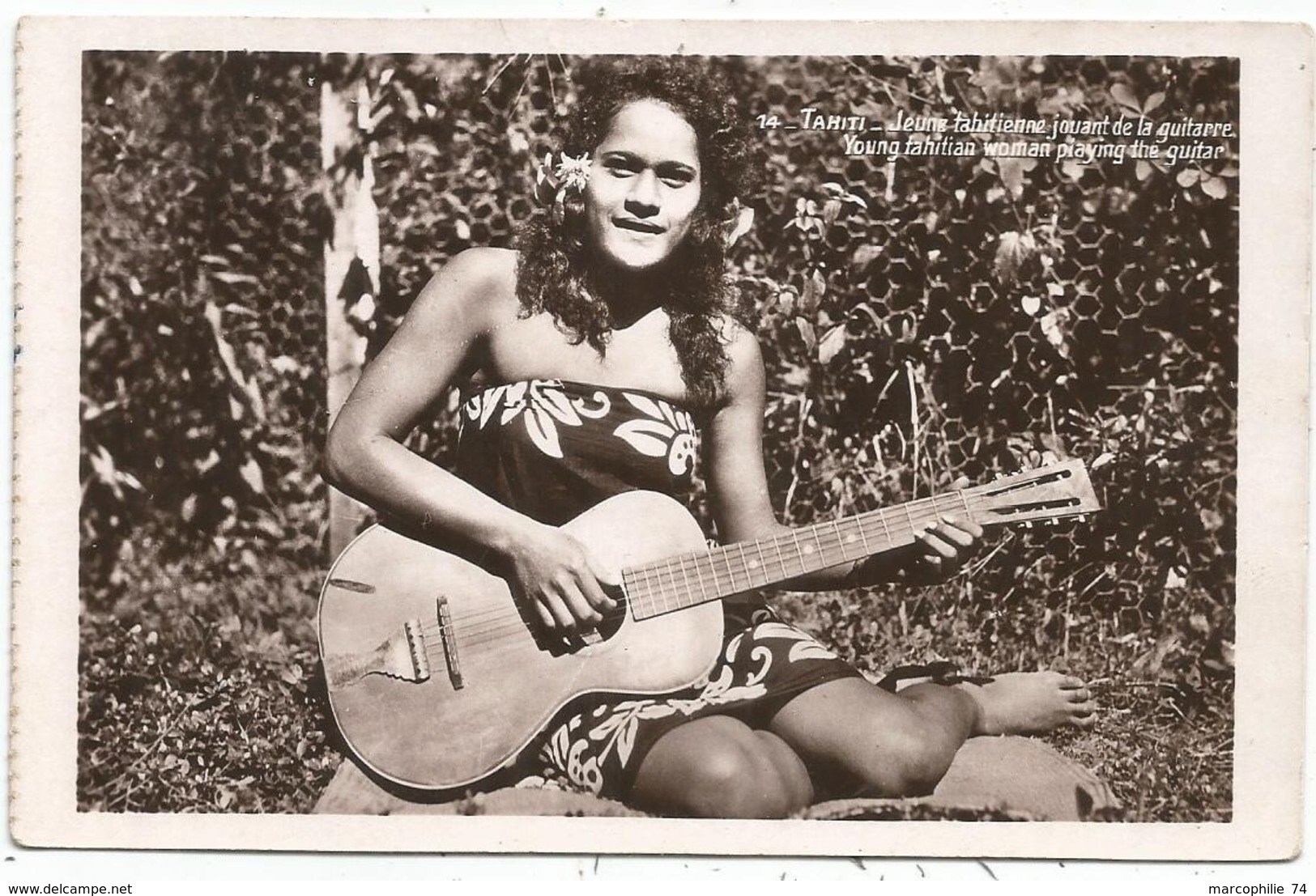 TAHITI PETITES DANSEUSE TAHITIENNE JOUANT DE LA GUITARE - Frans-Polynesië