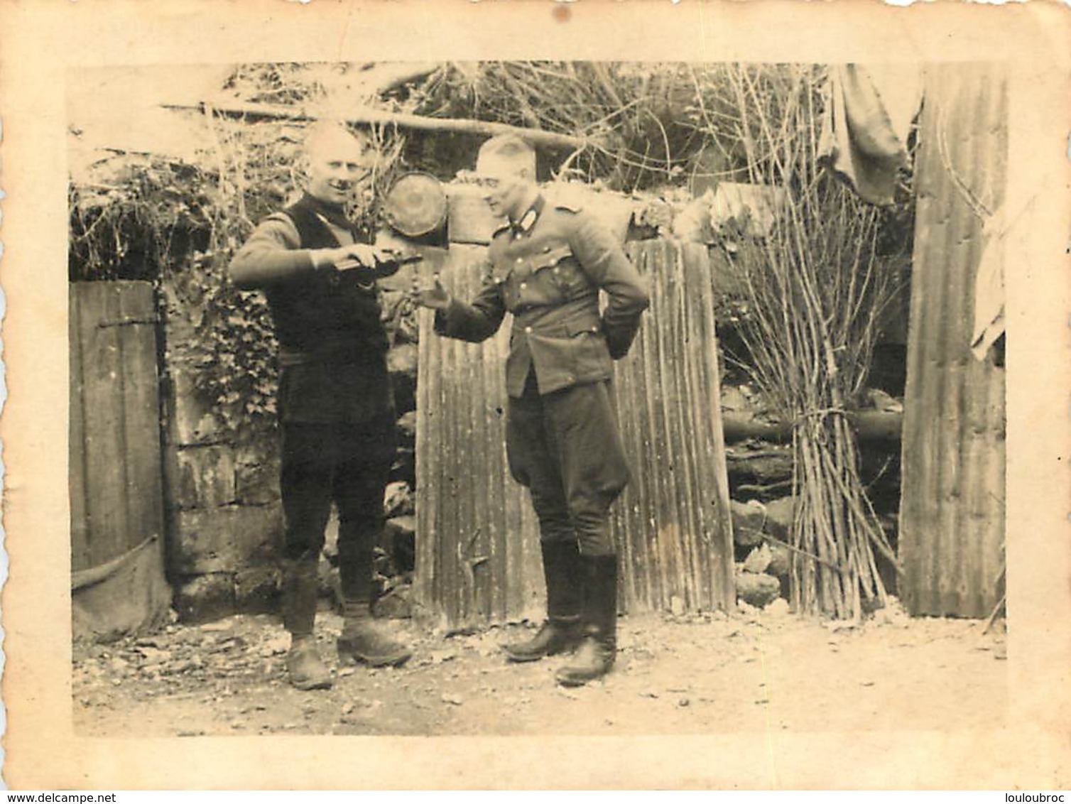 SOLDAT ALLEMAND SE FAISANT SERVIR A BOIRE PHOTO ORIGINALE  9.50 X 7 CM - Guerre, Militaire