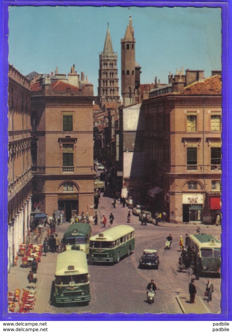 Carte Postale 31. Toulouse  Autobus  Vespa  DS Citroën Place Du Capitole Très Beau Plan - Toulouse