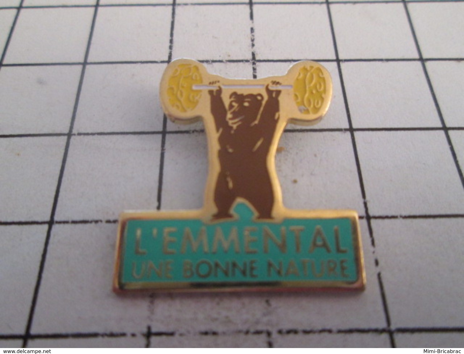 619  PINS PIN'S / Beau Et Rare : Thème ALIMENTATION / HALTEROPHILIE OURS EMMENTAL FROMAGE - Levensmiddelen