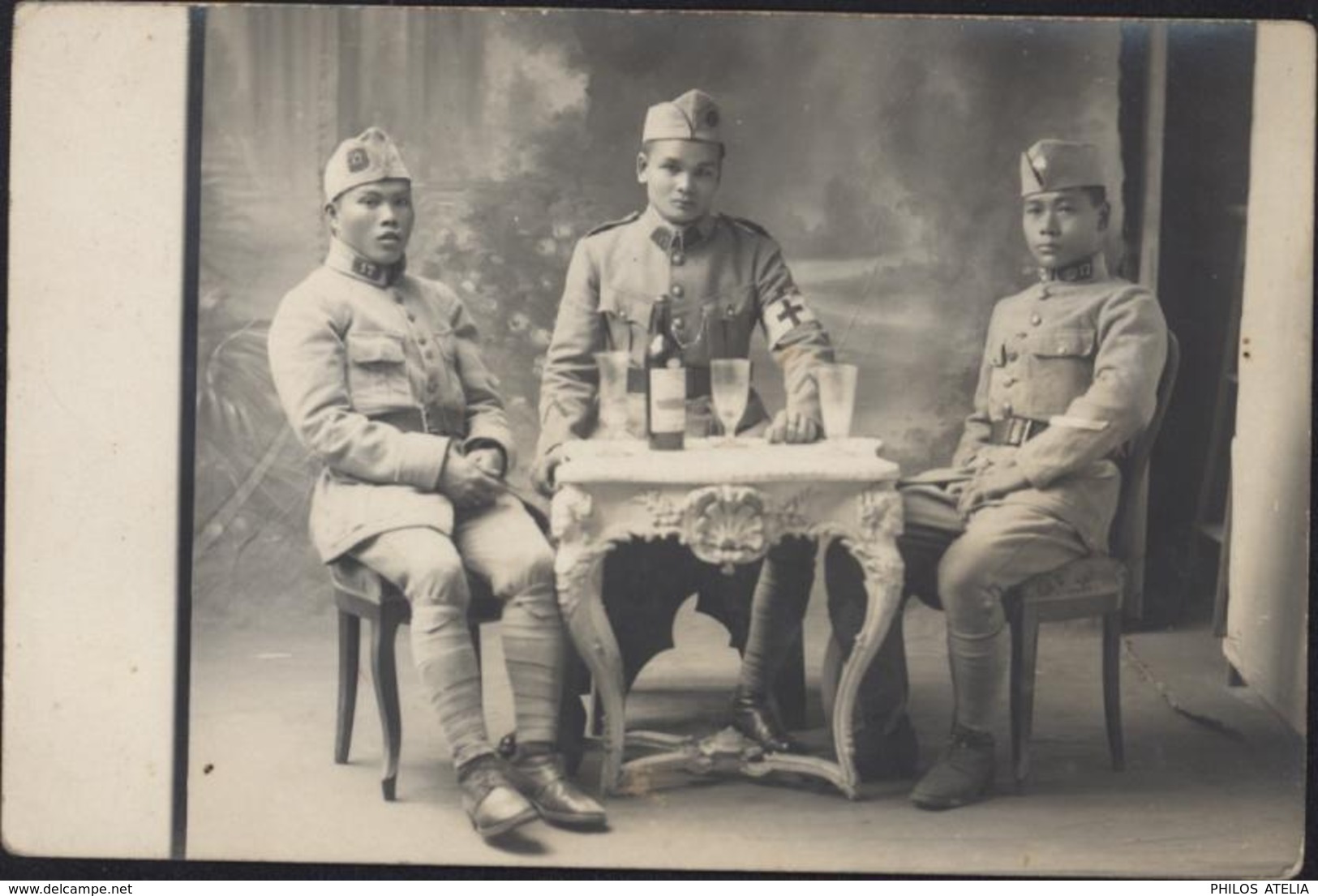 CPA Carte Photo Soldats En Indochine Indochinois Armée Française  Dont 1 Brassard Croix Rouge Village An Thanh Van - Viêt-Nam