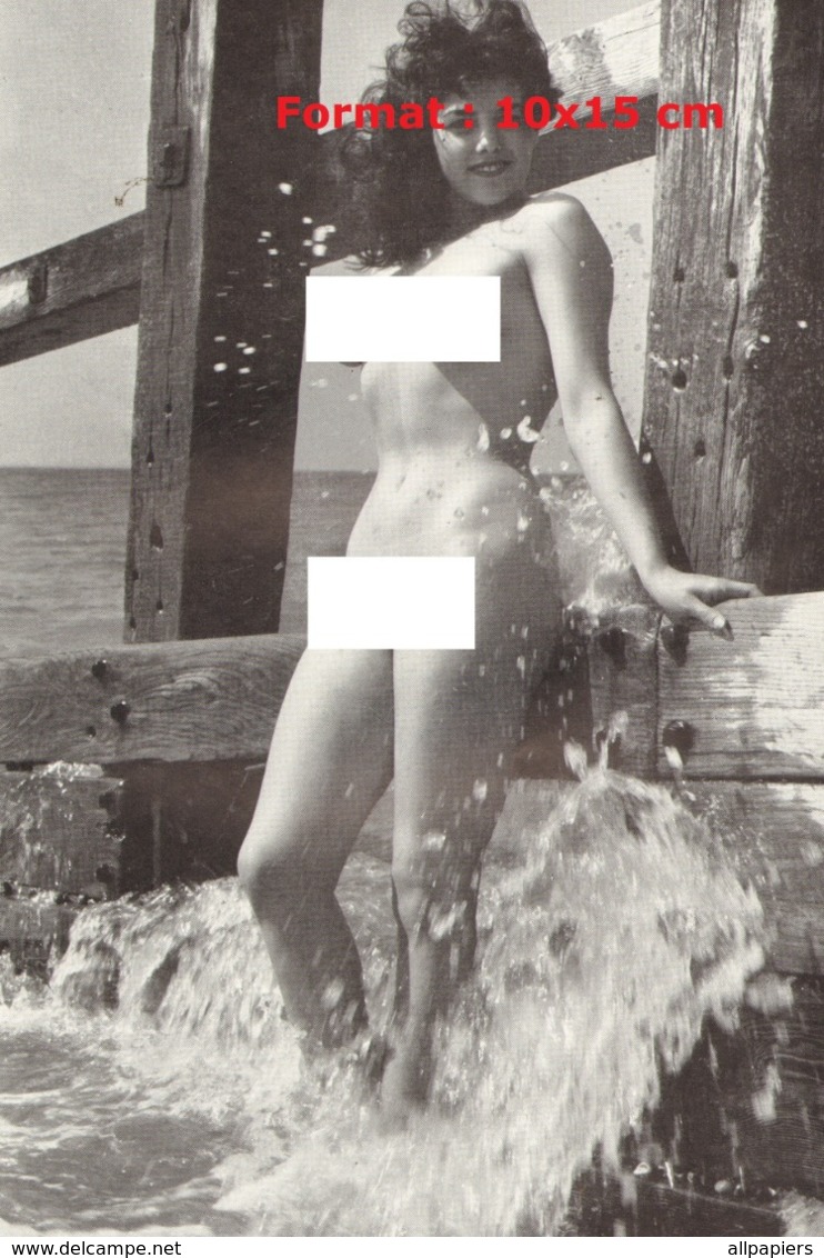 Reproduction D'une Photographie Ancienne D'une Jeune Femme Nue éclabousser Par L'eau De Mer - Autres & Non Classés