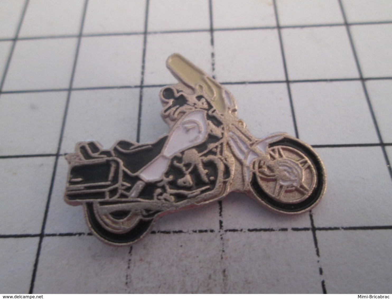 619  PINS PIN'S / Beau Et Rare : Thème MOTOS / GROSSE MOTO ROUTIERE NOIRE ET BLANCHE - Motorfietsen