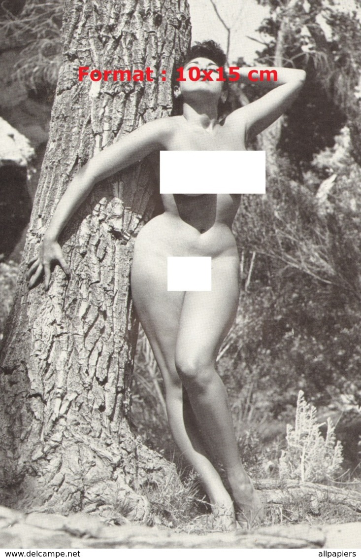 Reproduction D'une Photographie Ancienne D'une Jeune Femme Pulpeuse Nue Appuyée Contre Un Arbre - Autres & Non Classés