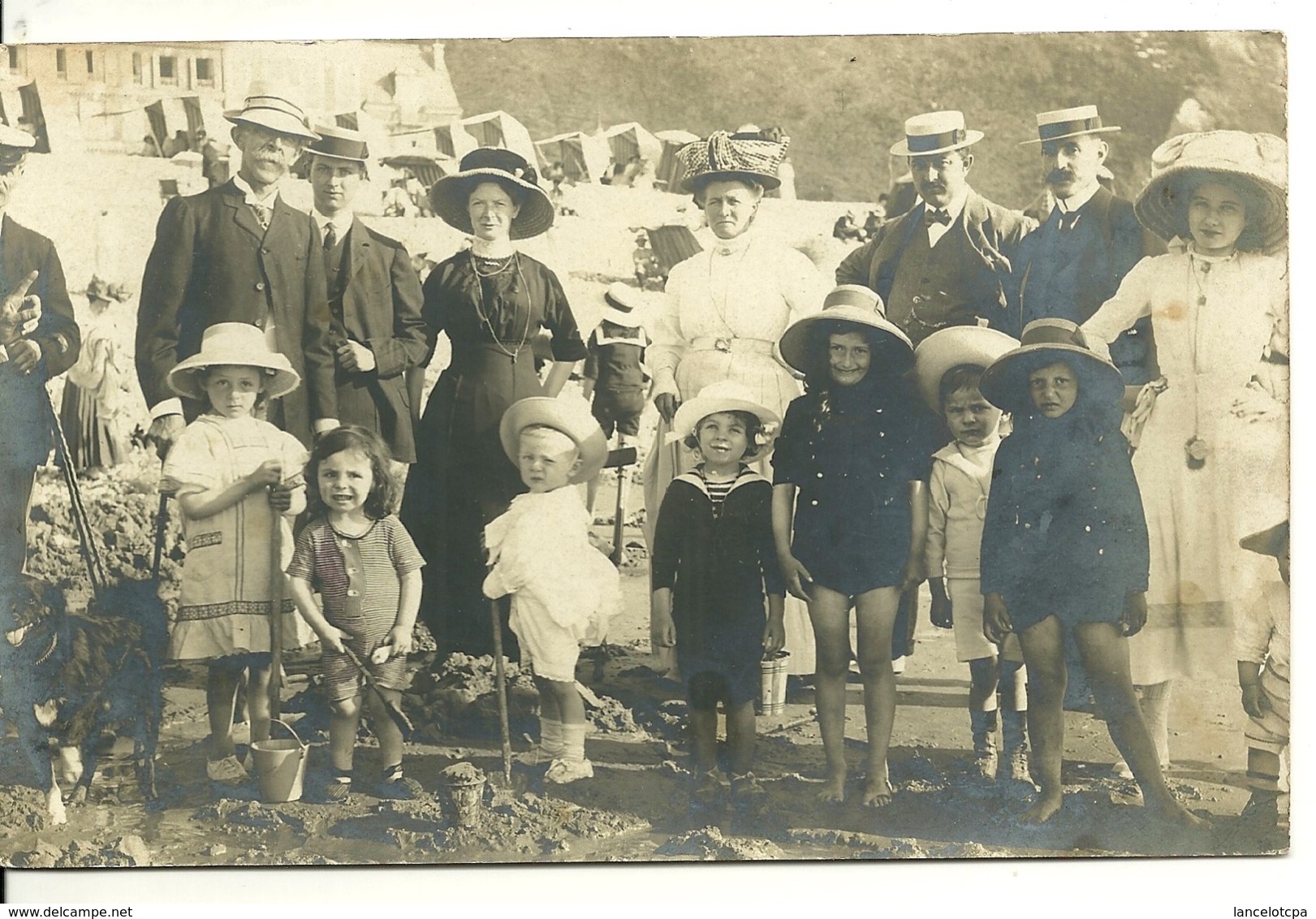 CARTE PHOTO / FAMILLE BOURGEOISE A LA PLAGE - Photographie