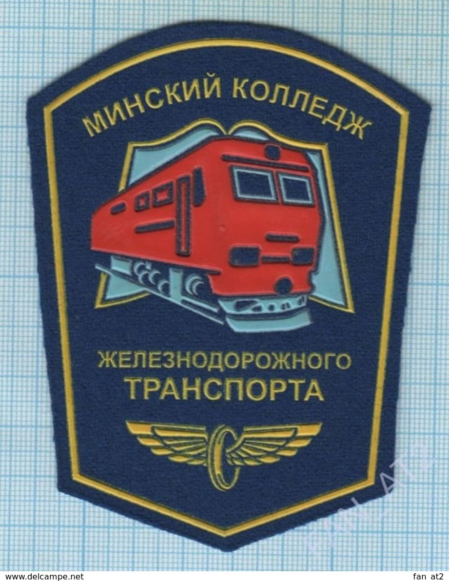 BELARUS / Patch Abzeichen Parche Ecusson / Minsk College. Railway. Transport. A Train. - Scudetti In Tela