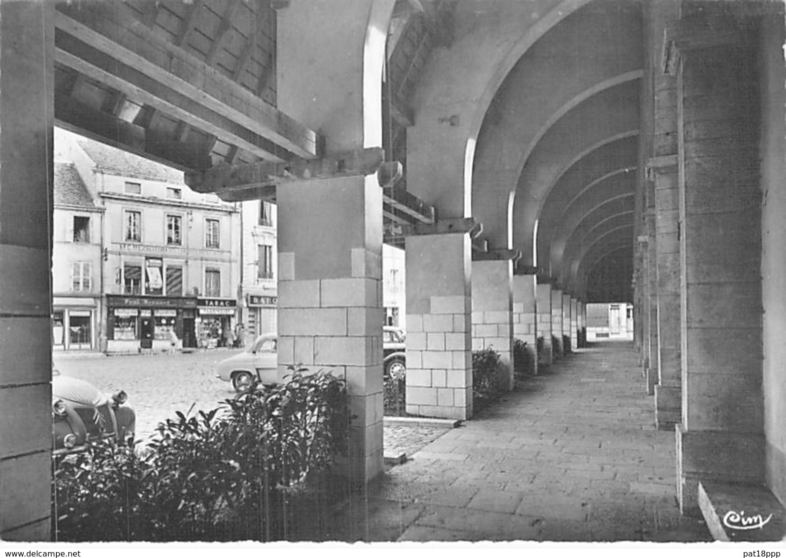 21 - BEAUNE : Les Halls - Les Arcades - CPSM Dentelée Noir Blanc Grand Format - Côte D'Or - Beaune