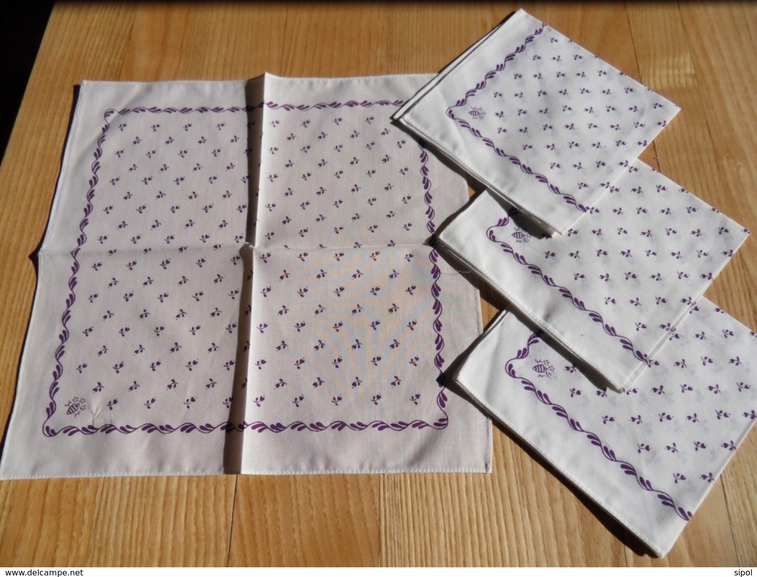 Lot De 4 Serviettes Coton Blanc Fleurs Imprimées Violettes  TBE - Autres & Non Classés