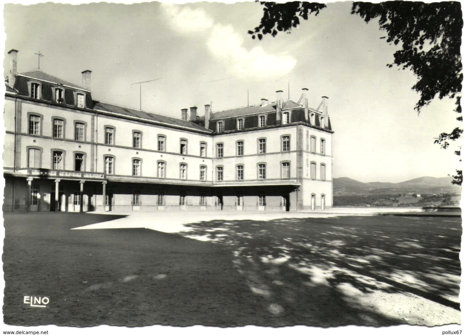 LOT 2 CPSM DE COURPIERE  (PUY DE DÔME)  INSTITUTION SAINT-PIERRE. LA COUR CÔTE EST. LE BOSQUET - Courpiere