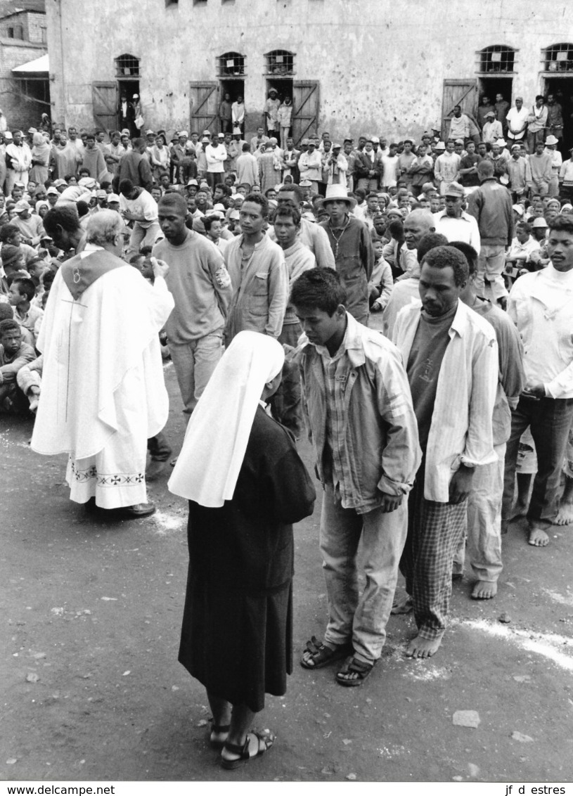 Photo Madagascar Messe à La Prison Principale D'Antananarivo Communion 1998 Vivant Univers - Afrika