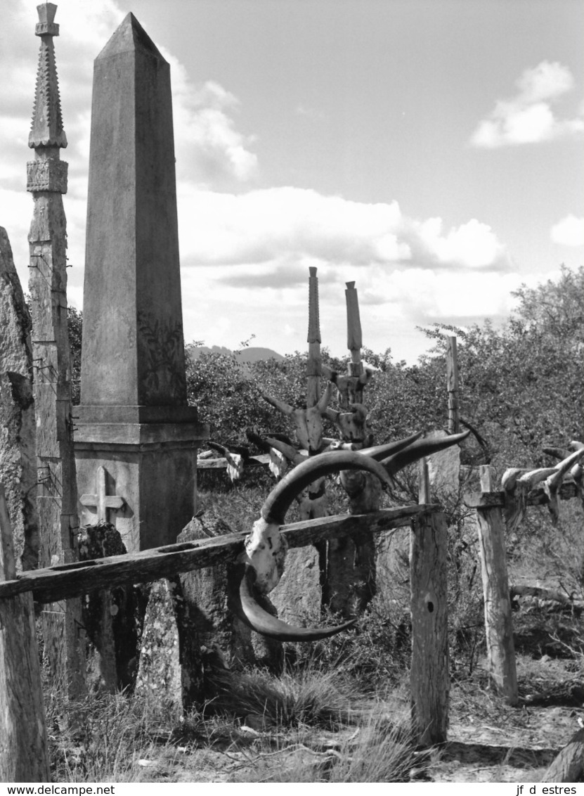 Photo Madagascar Vieux Tombeaux Région D'Antanosy 1998 Vivant Univers - Afrika