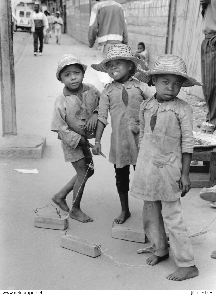 Photo Madagascar Fianarantsoa Enfants Jouant Aux Autos (blocs De Bois) 1998 Vivant Univers - Africa