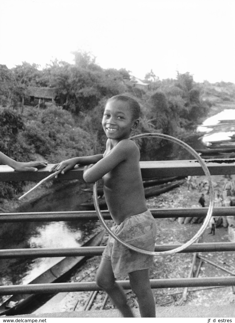 Photo Madagascar Environs De Toamasina Enfant Jouant Au Cerceau 1998 Vivant Univers - Afrique