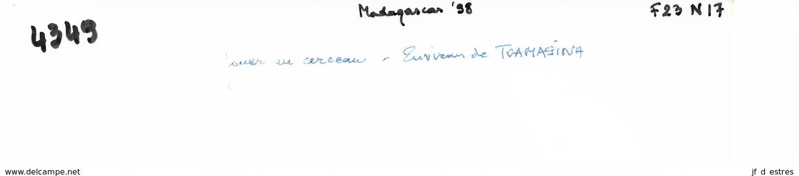 Photo Madagascar Environs De Toamasina Enfant Jouant Au Cerceau 1998 Vivant Univers - Afrique