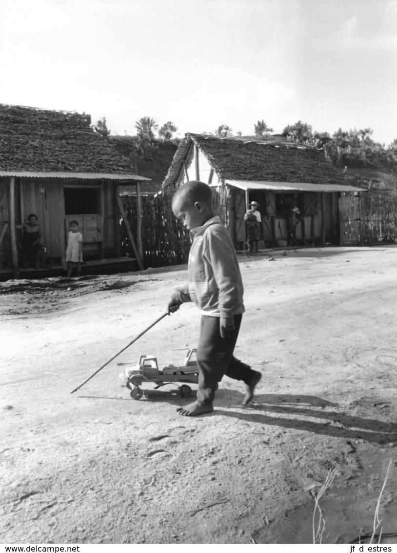 Photo Madagascar Vatomandry Enfant Joue Avec Son Camion 1998 Vivant Univers - Afrique