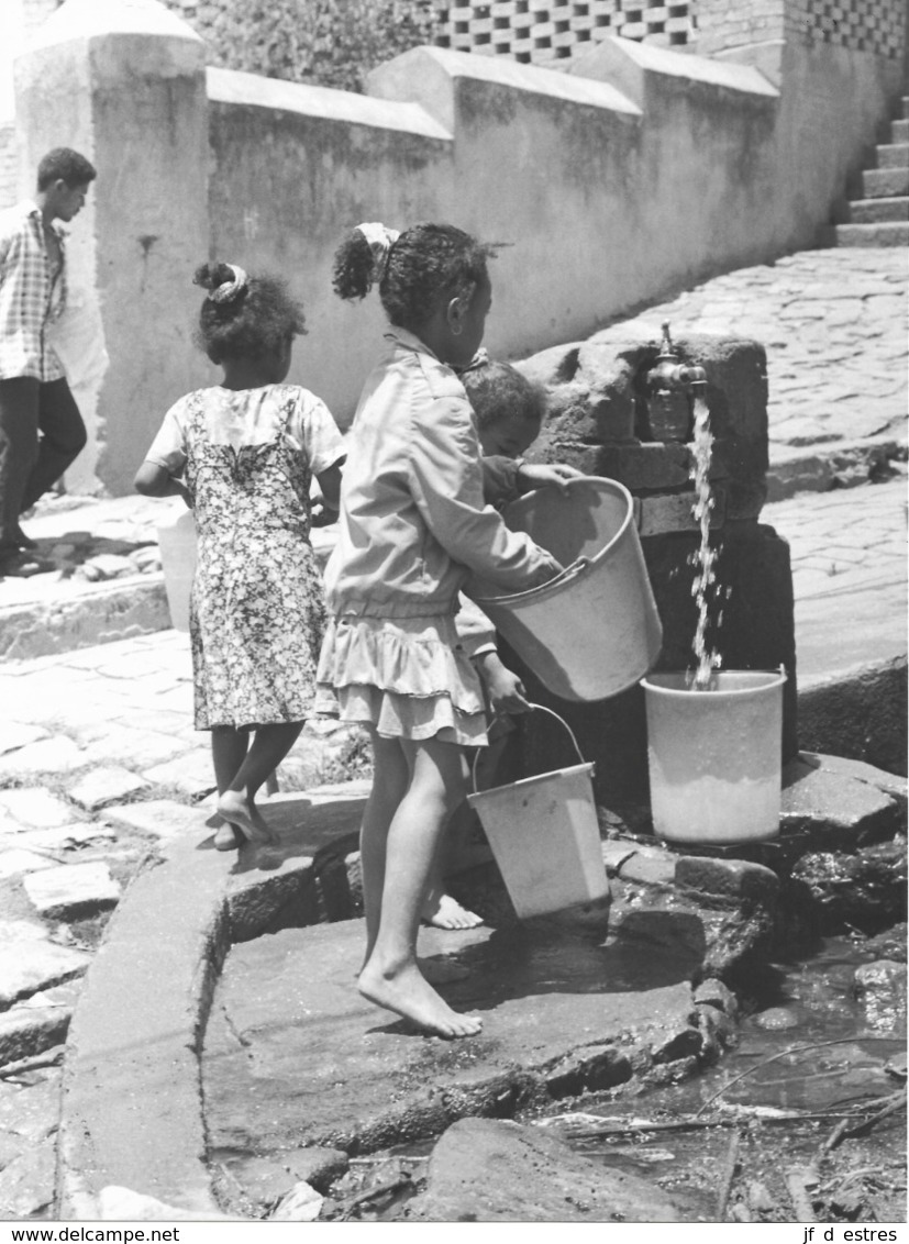 Photo Madagascar Fianarantsoa Fillettes à La Fontaine 1998 Vivant Univers - Afrika