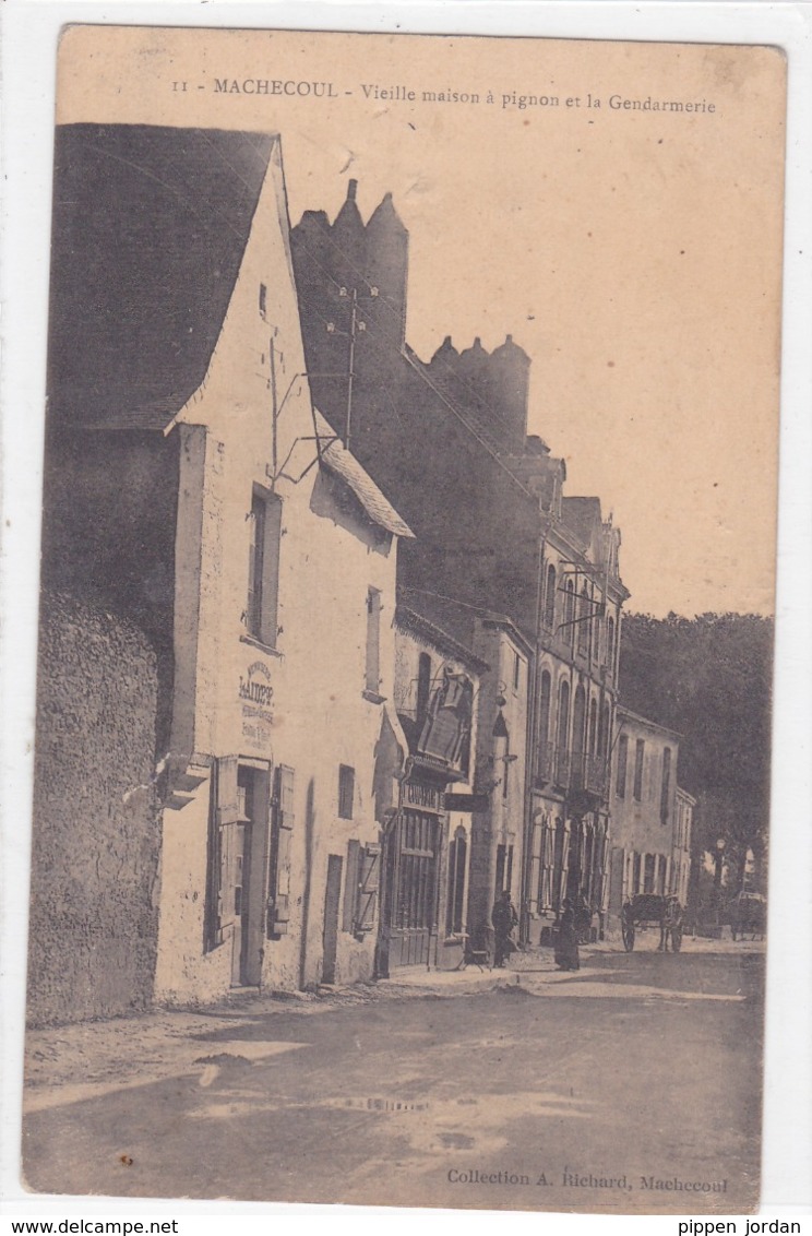 44  MACHECOUL   Vieille Maison à Pignon Et La Gendarmerie - Machecoul