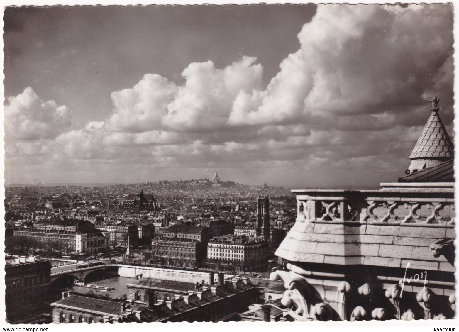 Paris... En Flanant - De Notre-Dame, Perspective Sur La Butte Montmartre - Notre Dame De Paris