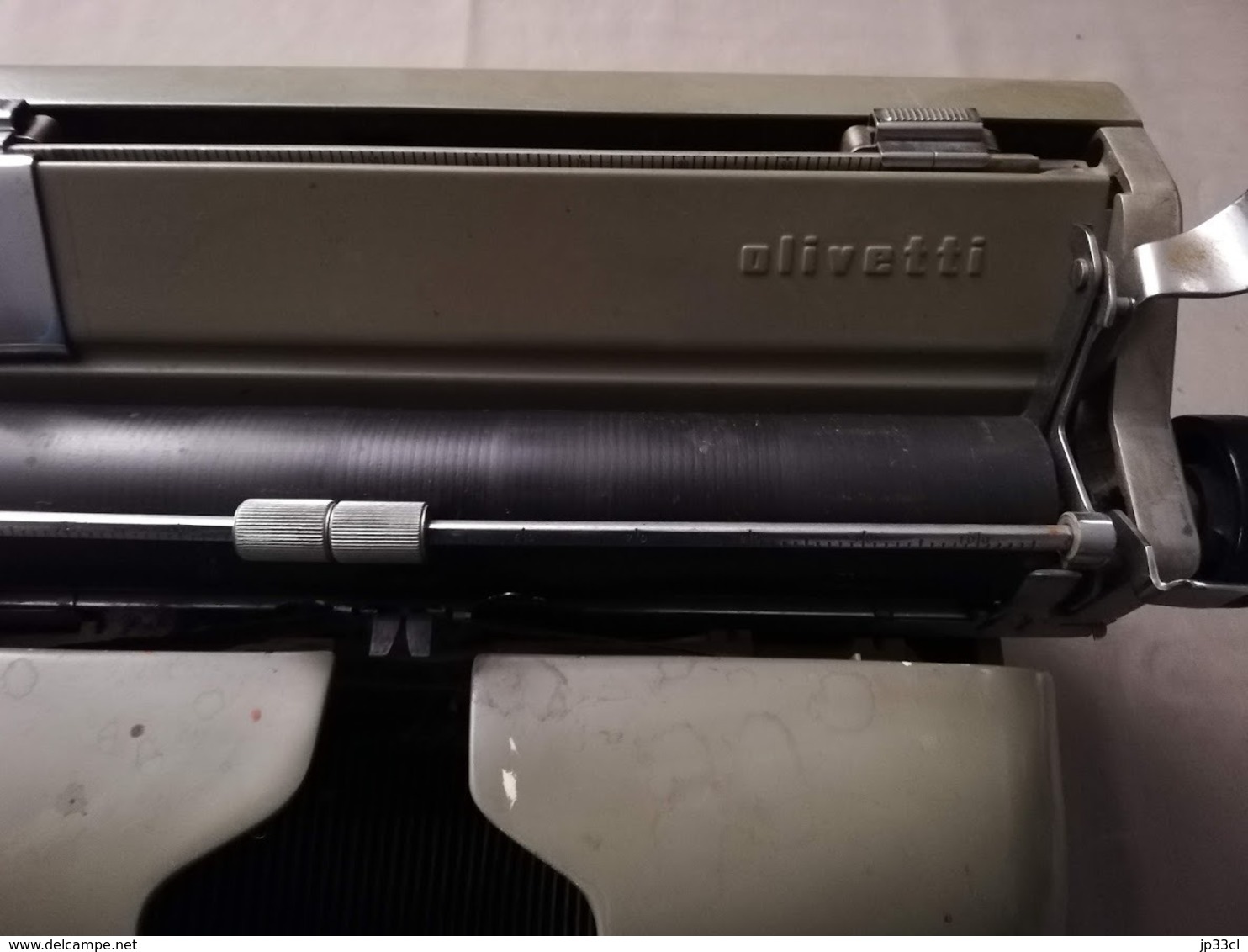 Ancienne Machine à écrire Olivetti Lexikon 80 (clavier AZERTY) - Autres & Non Classés