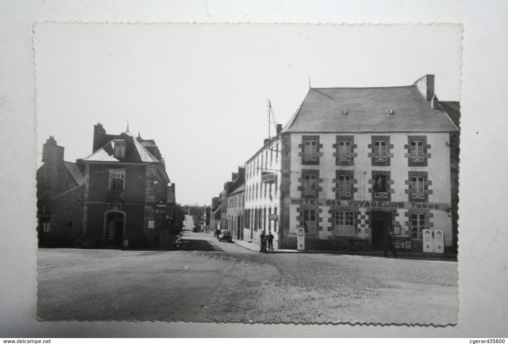 22 : Plouaret - La Route De La Gare  ( Hôtel Des Voyageurs  Tabac  - Pompes Essences ) - Plouaret