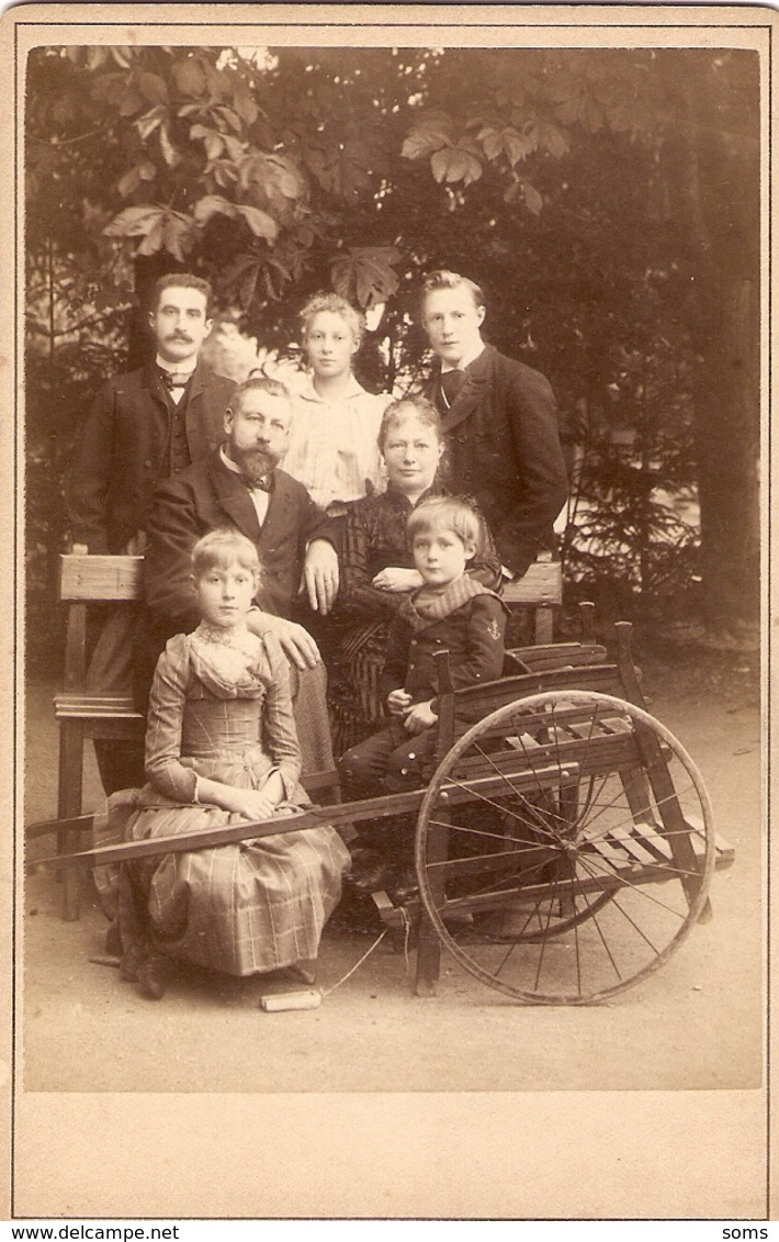 Photographie Ancienne Originale Et Anonyme, Famille Sur Le Banc, Voiture à Chèvre, Format Cabinet De 1892 - Old (before 1900)