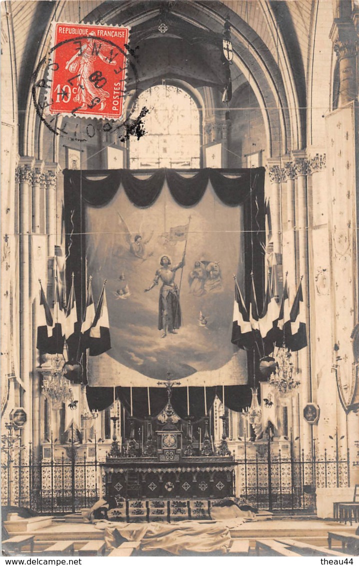 ¤¤   -   POITIERS    -   Carte-Photo De L'Intérieur De La Cathédrale    -  Banière Sur Jeanne D'Arc    -   ¤¤ - Poitiers