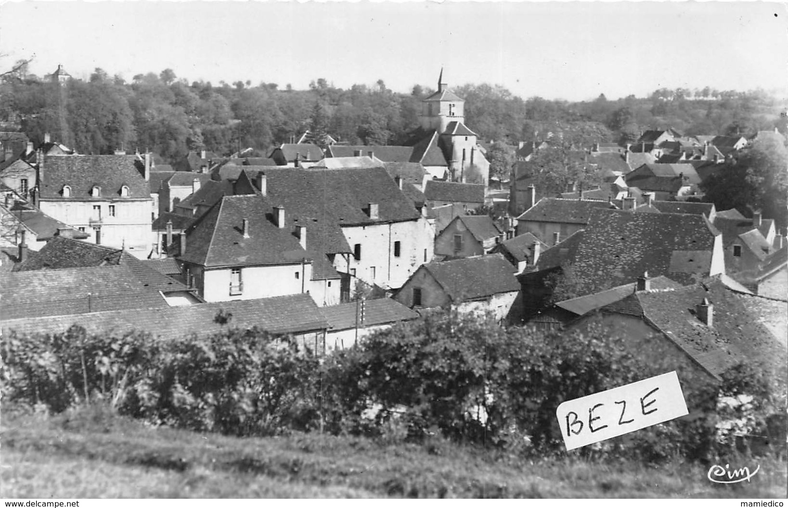 50 moyennes et petites cartes  Prix de départ 8 euros. Lot n°100 Toutes scannées pour que vous puissiez vérifier l'état.