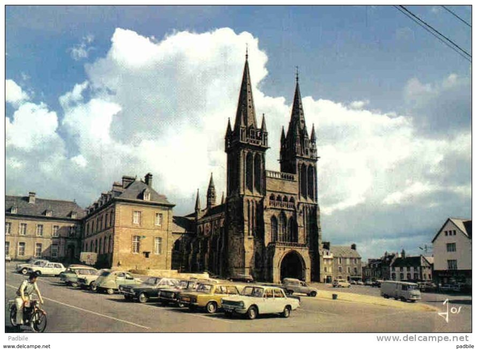 Carte Postale 29. Saint-Pol-de-Leon Renault 4l  Trés Beau Plan - Sizun