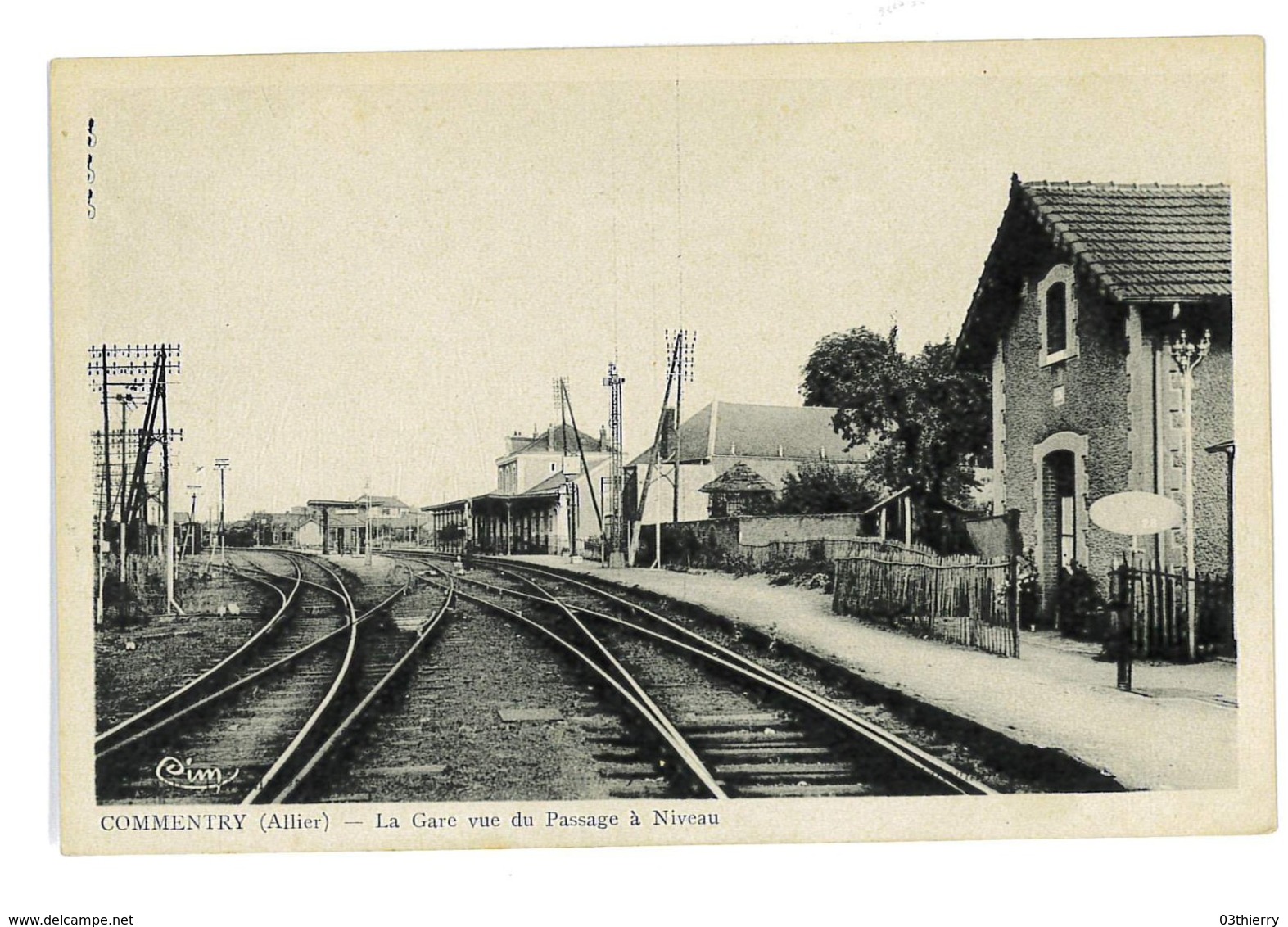 CPA 03 COMMENTRY LA GARE VUE DU PASSAGE A NIVEAU - Commentry