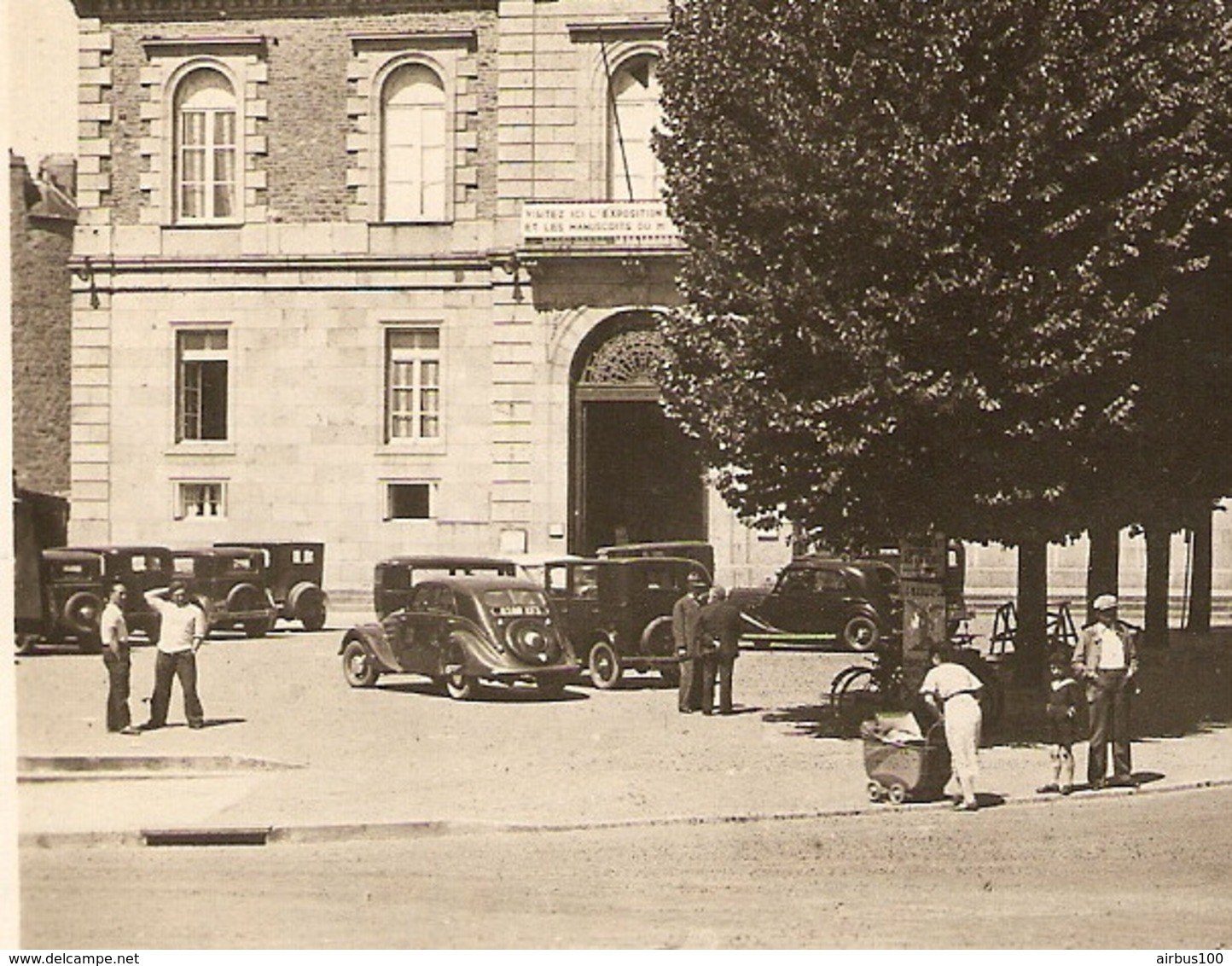 50 - AVRANCHES LA PLACE De La MAIRIE - PEUGEOT 202 - 1950 -  ZOOM - Voitures De Tourisme