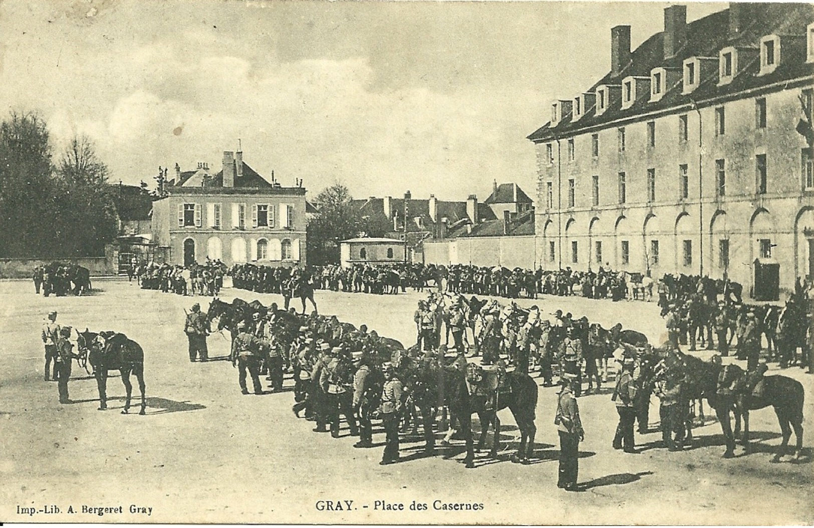 GRAY (70) - Place Des Casernes - Gray