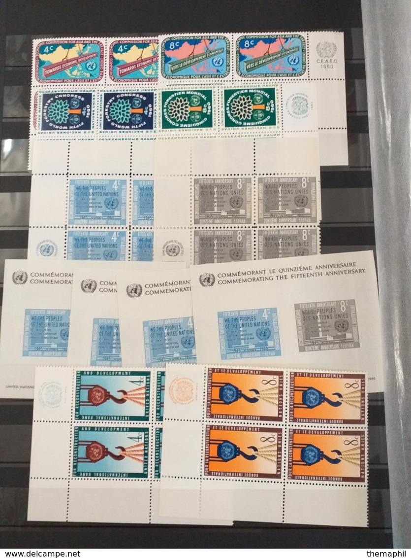 lot n° TH.1099 NATIONS UNIS un bon classeur de timbres neufs ** dont le bloc n° 1 neufs ** + un lot  series drapeaux