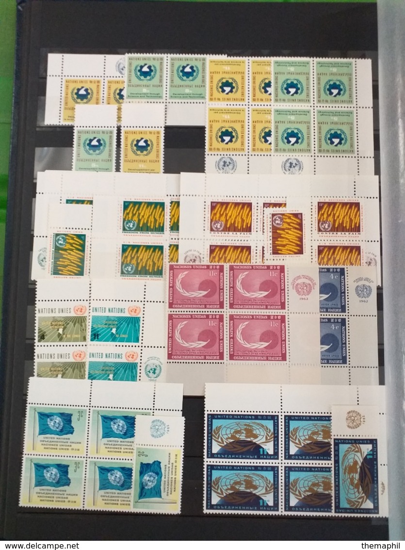 lot n° TH.1099 NATIONS UNIS un bon classeur de timbres neufs ** dont le bloc n° 1 neufs ** + un lot  series drapeaux