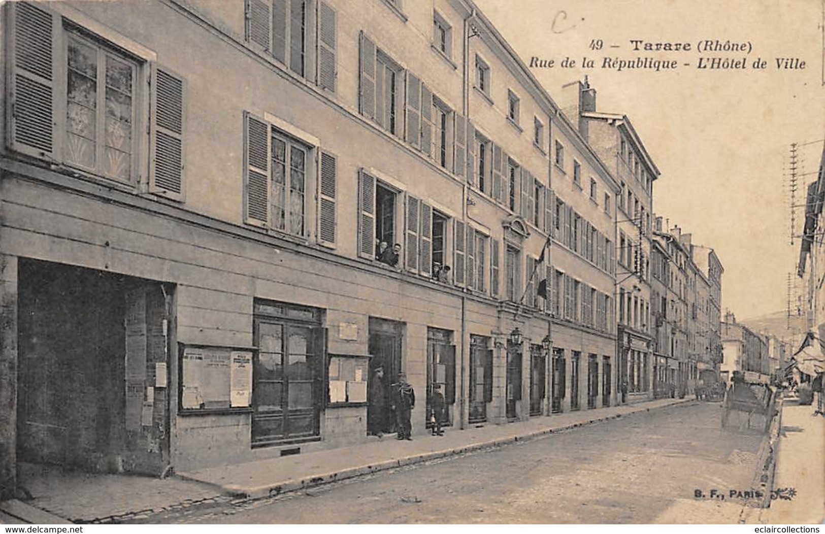 Tarare     69         L'Hôtel De Ville Rue De La République         (En Partie Décollée Voir Scan) - Tarare