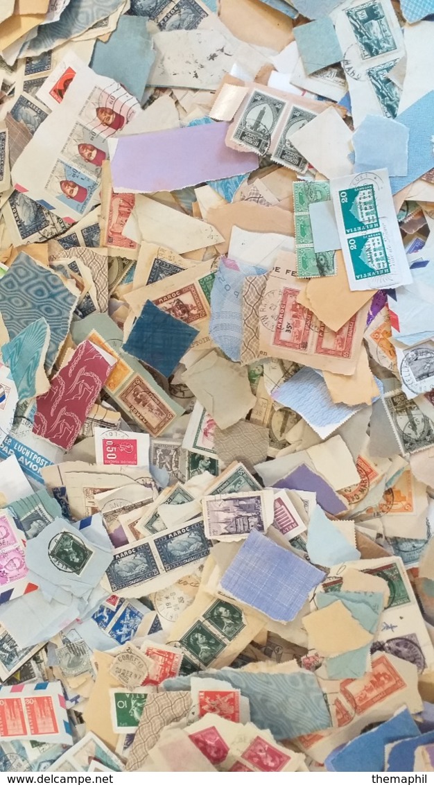 lot n° TH.1100 MONDE un carton de plus de 10 000 timbres sur fragments ( 2 kg800 )