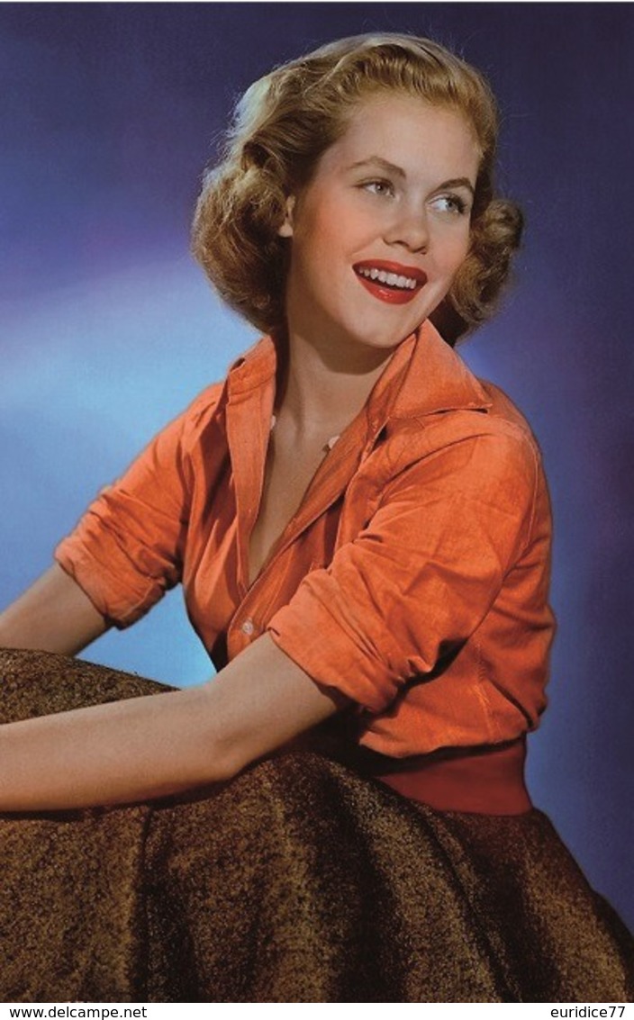 Elizabeth Montgomery.   PHOTO POSTCARD - Famous Ladies