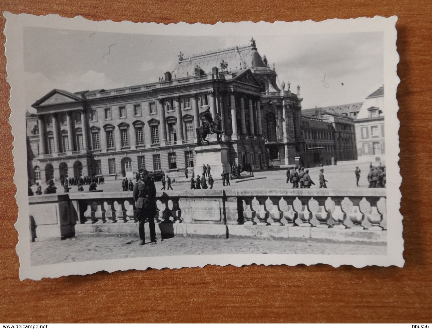 VERSAILLES WW2 GUERRE 39 45 DE NOMBREUX TOURISTES ALLEMANDS VISITENT LE CHATEAU - Versailles