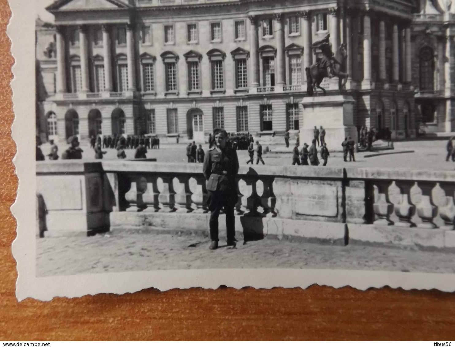 VERSAILLES WW2 GUERRE 39 45 DE NOMBREUX TOURISTES ALLEMANDS VISITENT LE CHATEAU - Versailles