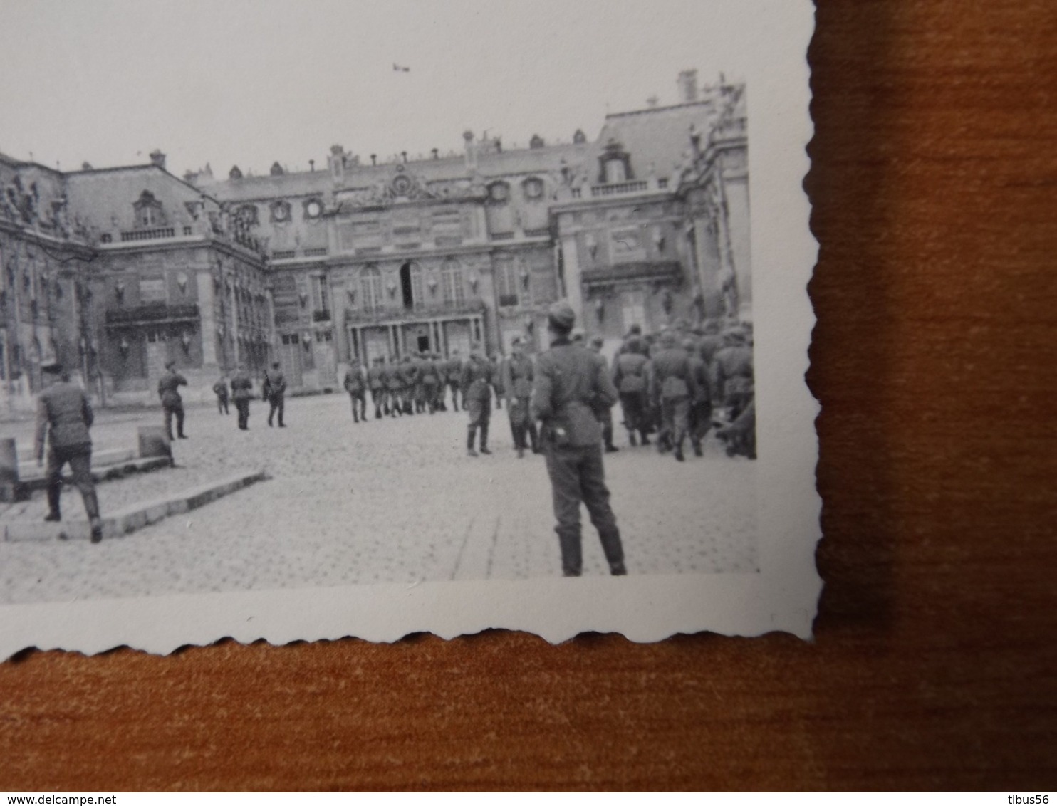 VERSAILLES WW2 GUERRE 39 45  SOLDATS  ALLEMANDS DEVANT LA STATUE EQUESTRE DU ROI LOUIS XIV - Versailles