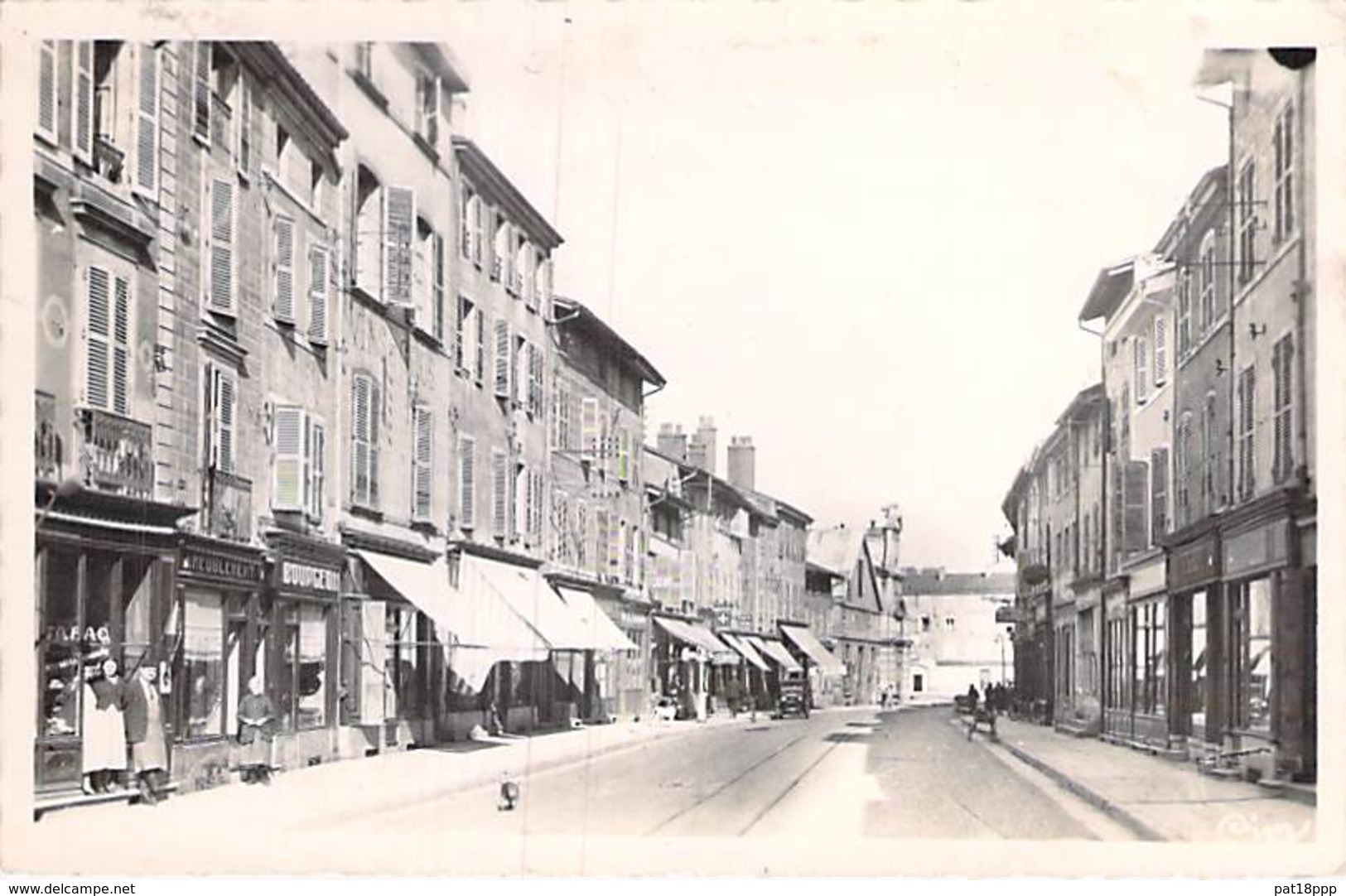 01 - PONT De VAUX : Grande Rue ( Commerces ) - CPSM Dentelée Noir Blanc Format CPA 1951 - Ain - Pont-de-Vaux