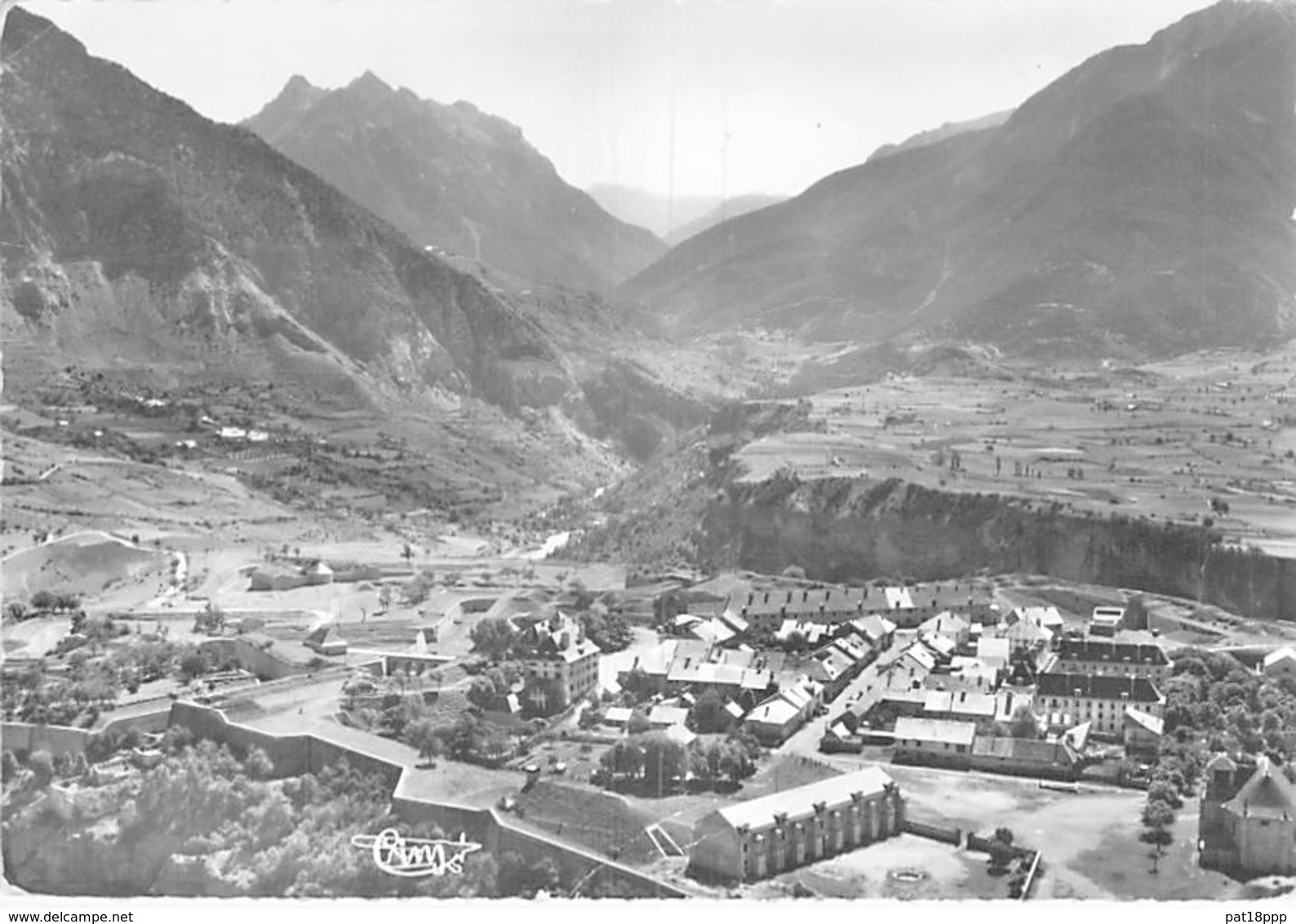 05 - MONT DAUPHIN : Vue Aérienne Sur La Ville - CPSM Dentelée Noir Blanc Grand Format - Hautes Alpes - Other & Unclassified