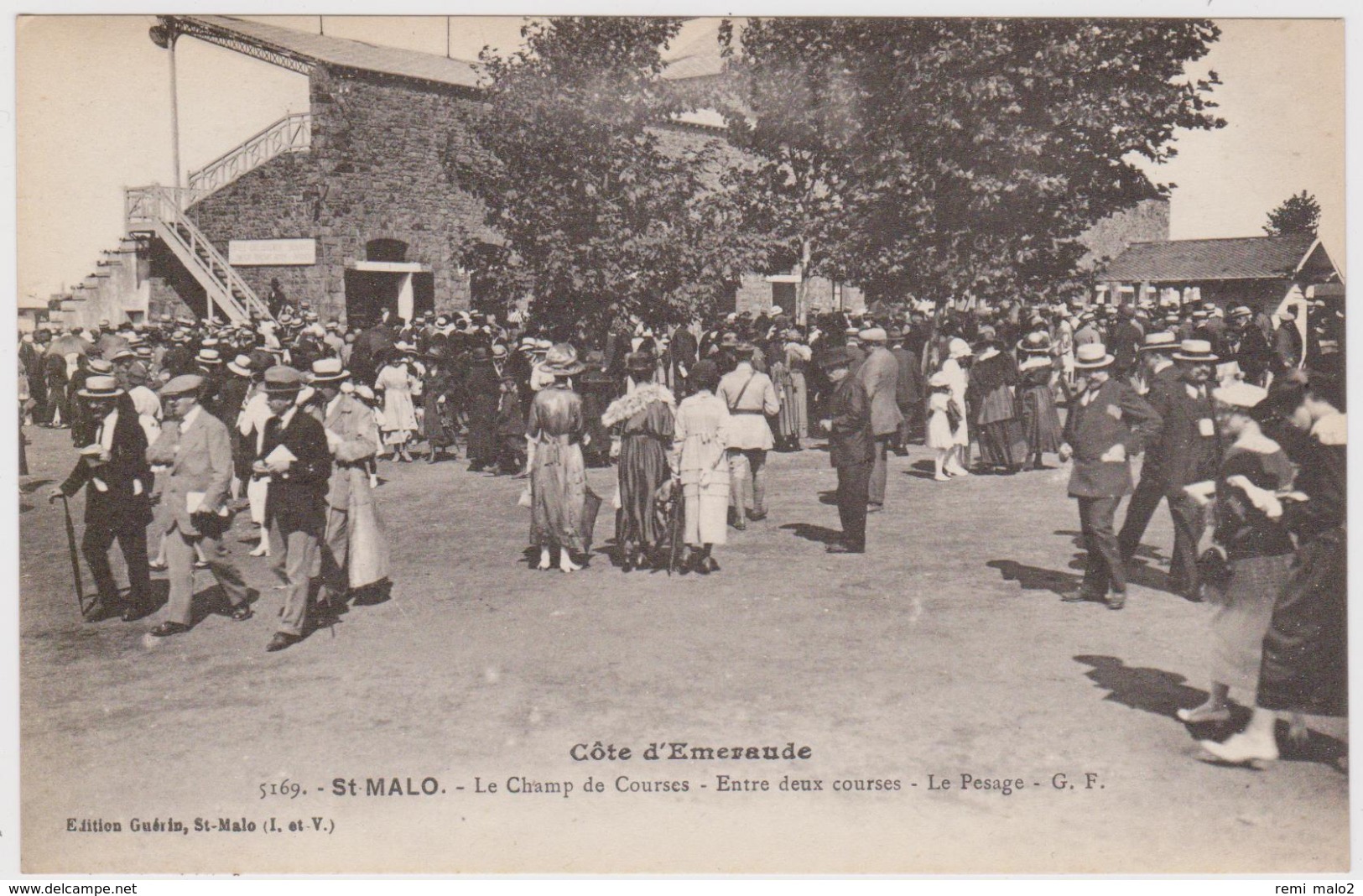 CARTE POSTALE   SAINT MALO 35  Le Champ De Courses.Entre Deux Courses.Le Pesage - Saint Malo