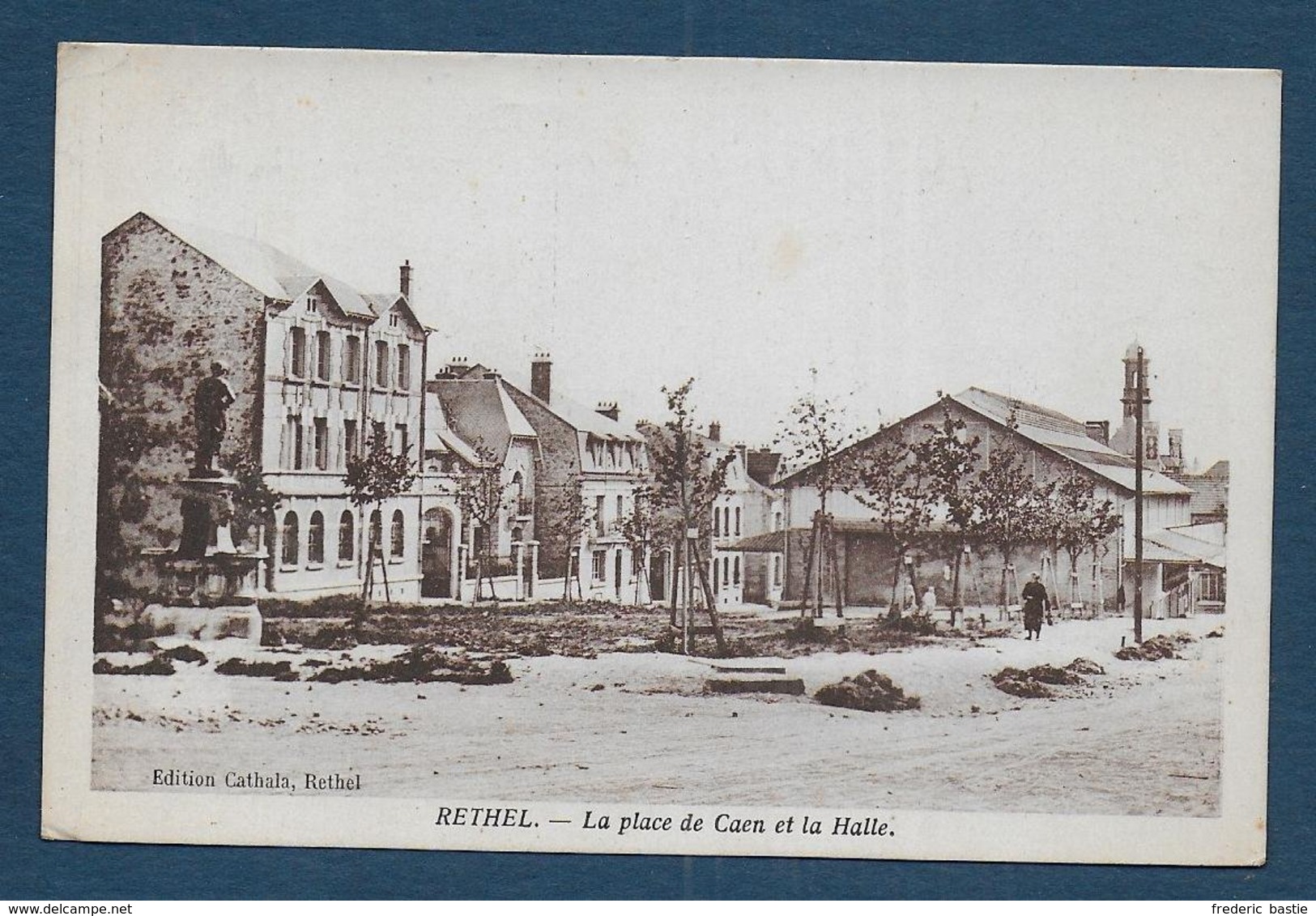 RETHEL - La Place De Caen Et La Halle - Rethel