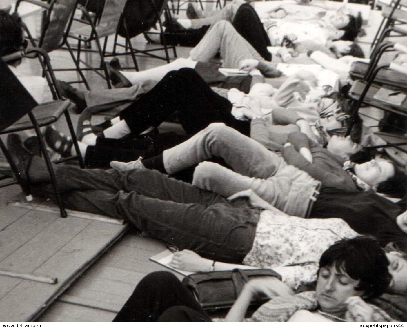 Photo Carrée Originale Bande De Femmes Hippies Allongés à Terre Devant Leur Chaise Et Protestation En 1969 - Pin-Ups