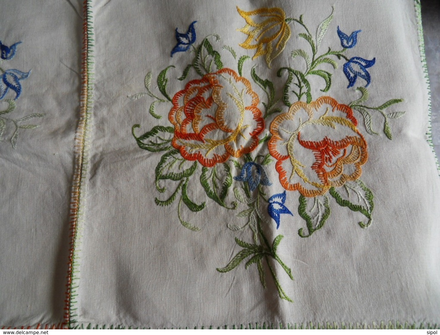 Ancienne Nappe , Chemin De Table + Napperon  Fils Beige  Brodés  Cotons De Couleurs  Assortis TBE - Autres & Non Classés