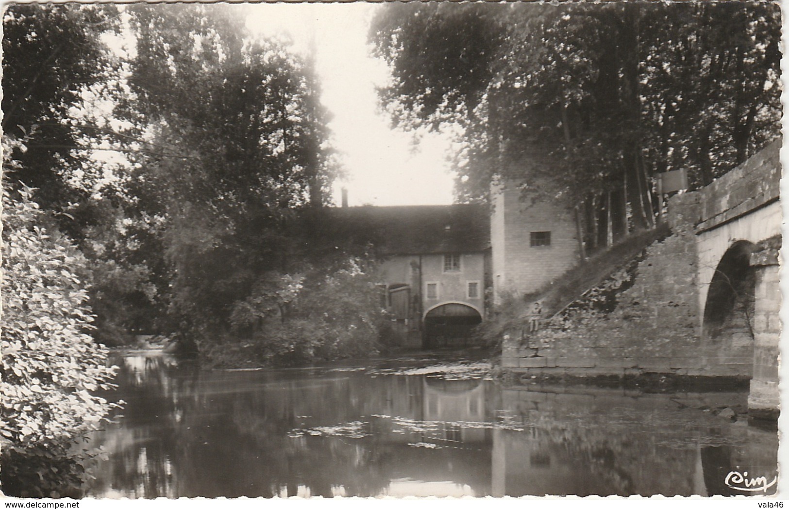 70 PESMES  HAUTE SAONE   BELLE CPSM  LE MOULIN ET L'ENTREE DU CANAL - Pesmes