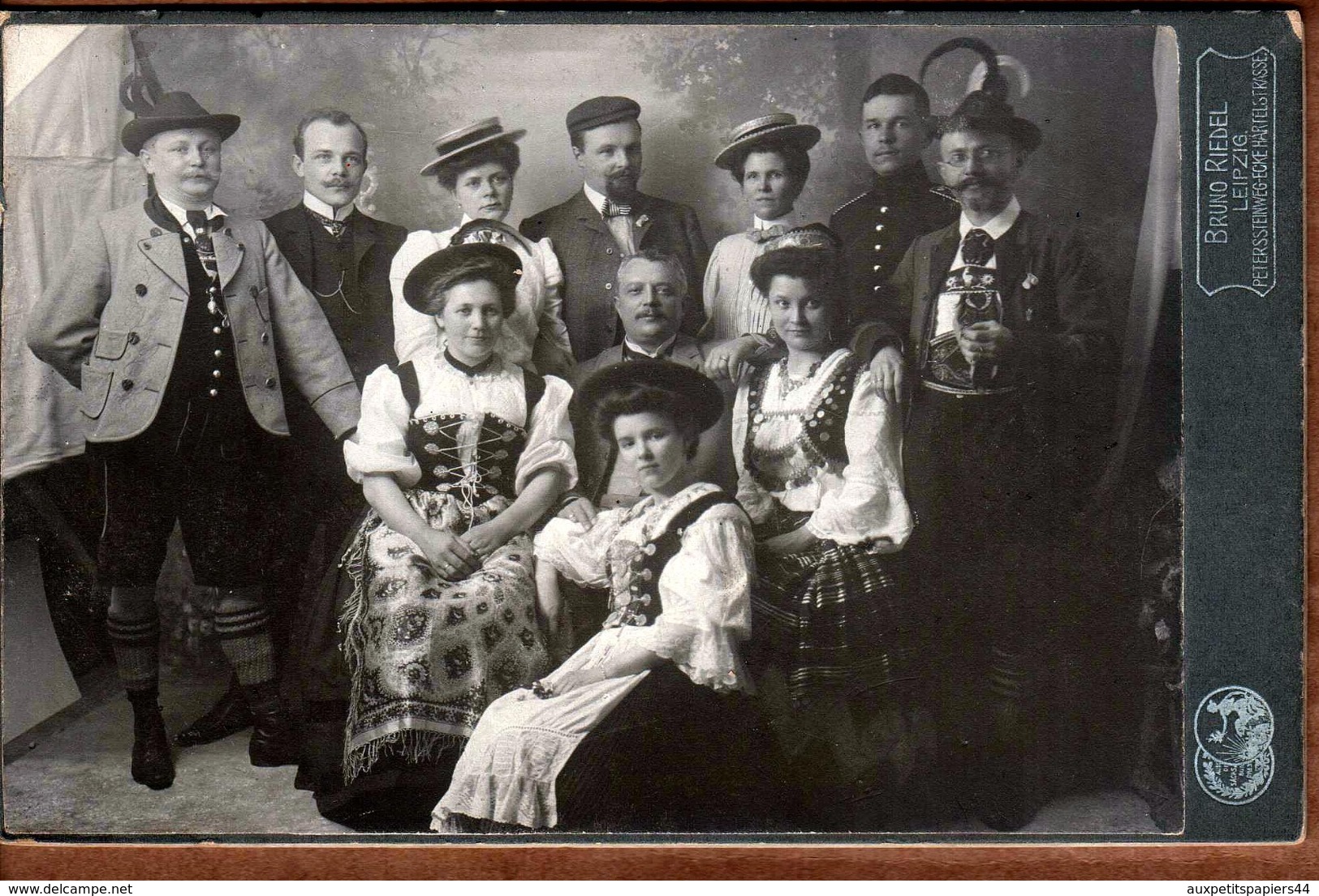 Grand Tirage Photo Albuminé Cartonné CDV Bruno Riedel 1878-1937 De Leipzig - Groupe Familial En Costumes Traditionnels - Alte (vor 1900)
